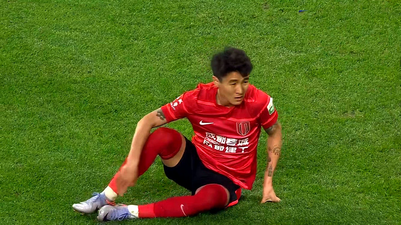 清晨山东泰山备战德甲,伤情更新细节曝光,赛场秩序良好,资深球员宣示担当(中信董事长王军的儿子) 清晨山东泰山备战德甲,伤情更新细节曝光,赛场秩序良好,资深球员宣示担当(中信董事长王军的儿子)