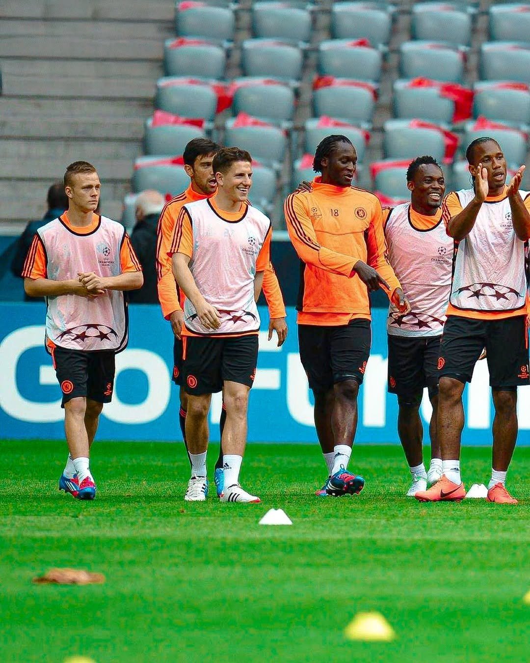 关于拜仁慕尼黑发布备战花絮，关键时刻复出首秀，欧冠任务艰巨，球队文化再被提及的信息