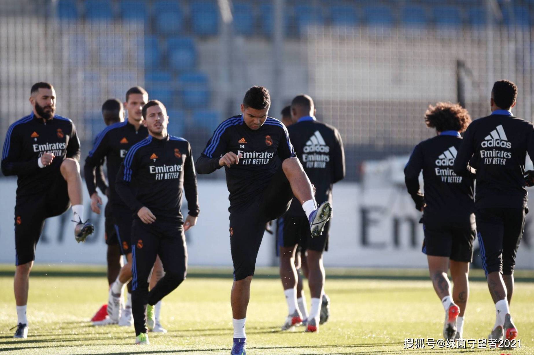 包含关键时刻山东泰山调整名单以备西甲集结日洛杉矶快船门线救险，连对手都承认：费耶诺德围绕西甲造点机会的词条